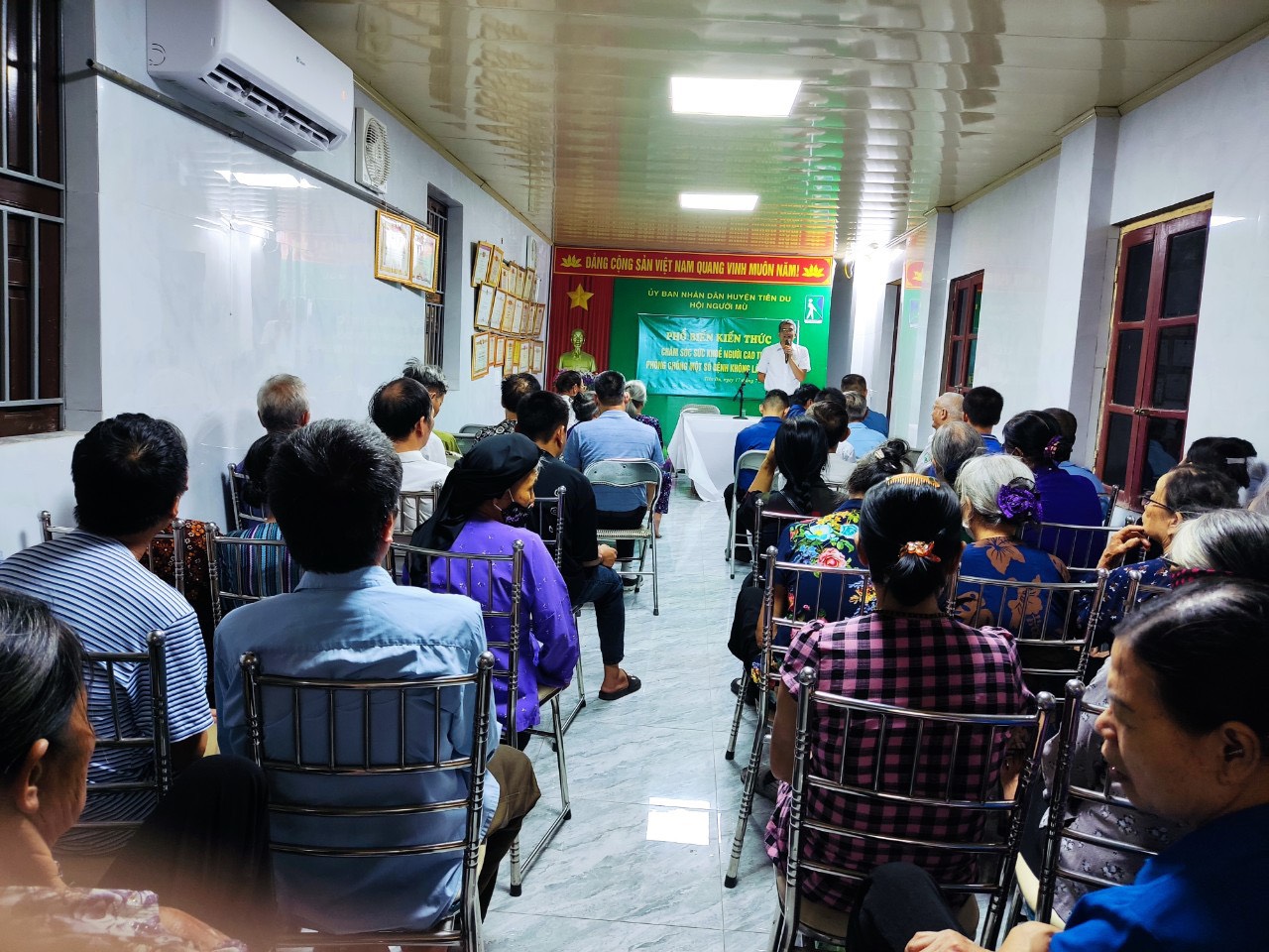 Hơn 50 hội viên Hội người mù huyện Tiên Du được tư vấn chăm sóc sức khỏe và phòng tránh bệnh không lây nhiễm